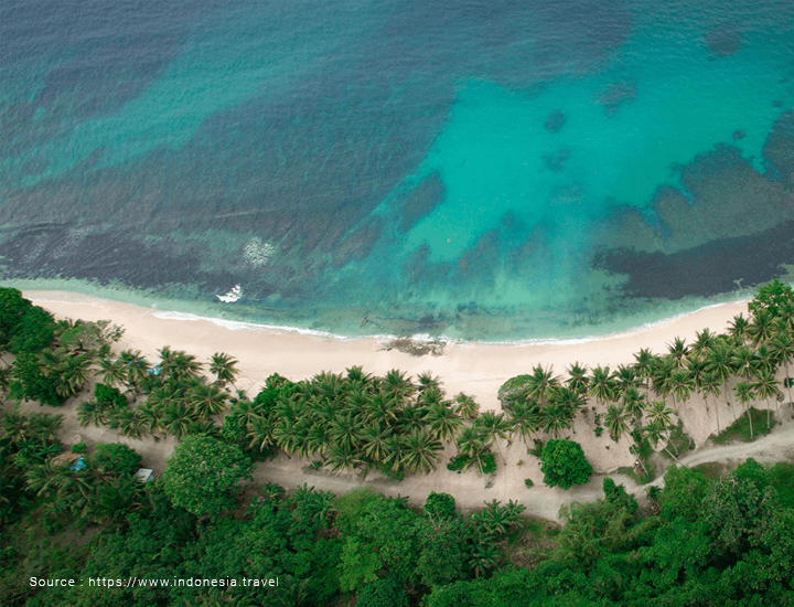 <p><strong>Base-G Beach in Jayapura, Papua, known for its scenic beauty and historical significance from World War II, offers a relaxing experience with gentle waves and pristine sands, making it a must-visit destination for those exploring Papua.</strong></p>