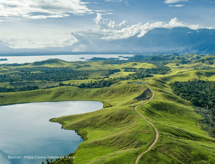 <p><strong>Lake Sentani, the largest lake in Papua, boasts a stunning landscape and serves as a source of pride for the locals due to its unique amoeba-like shape, abundant fish production, and the attraction of 22 small islands, making it a popular tourist destination.</strong></p>